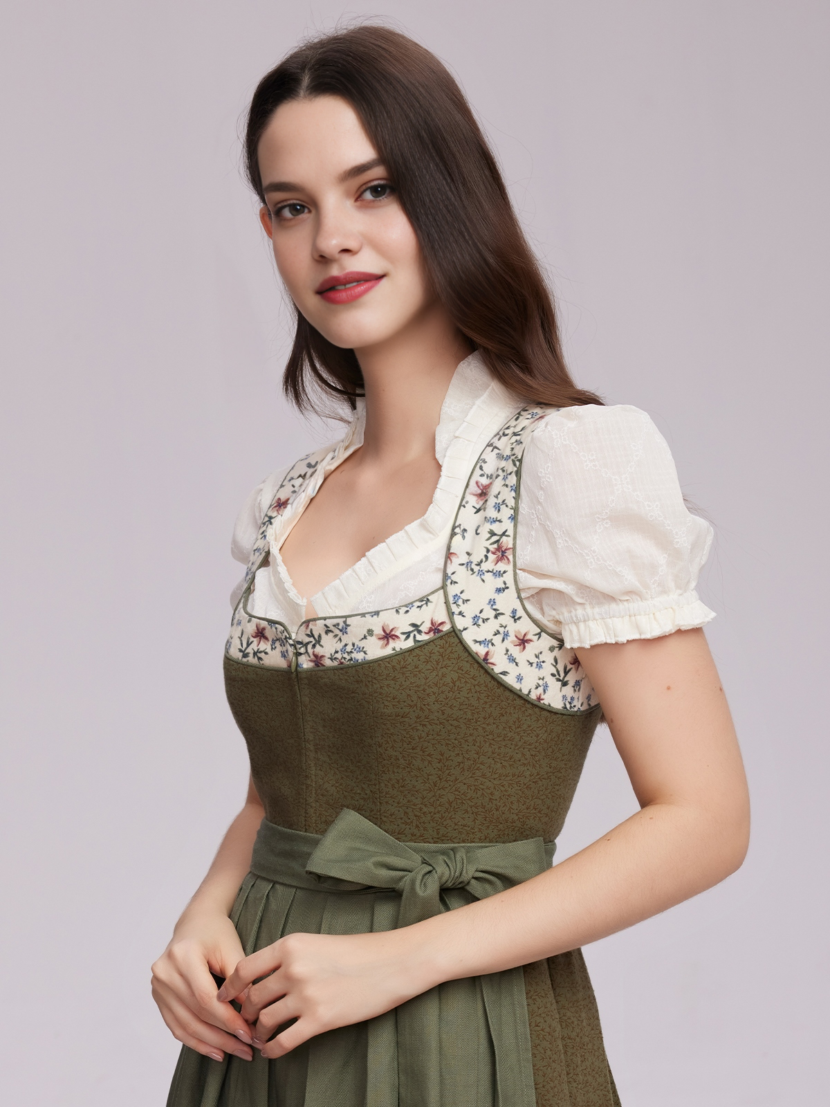 Elegantes grünes Dirndl mit Spitzenbluse