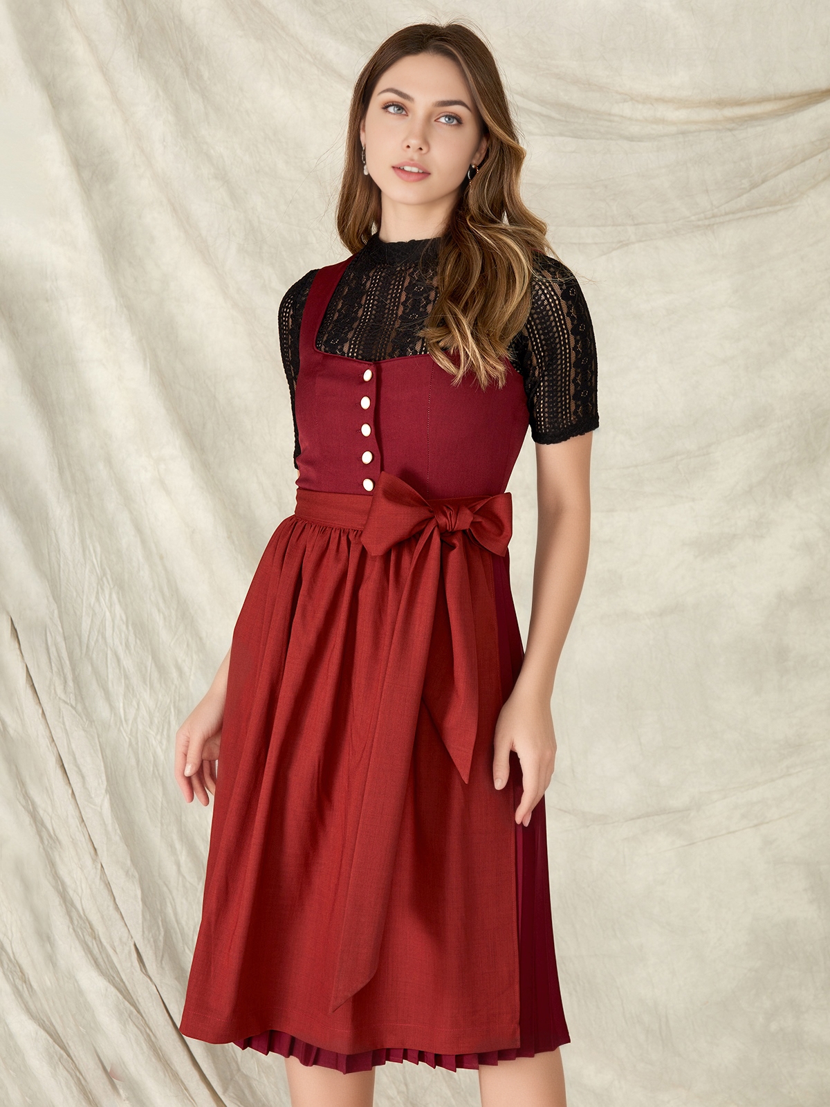 Traditionelles rotes Dirndl mit modernem Schnitt