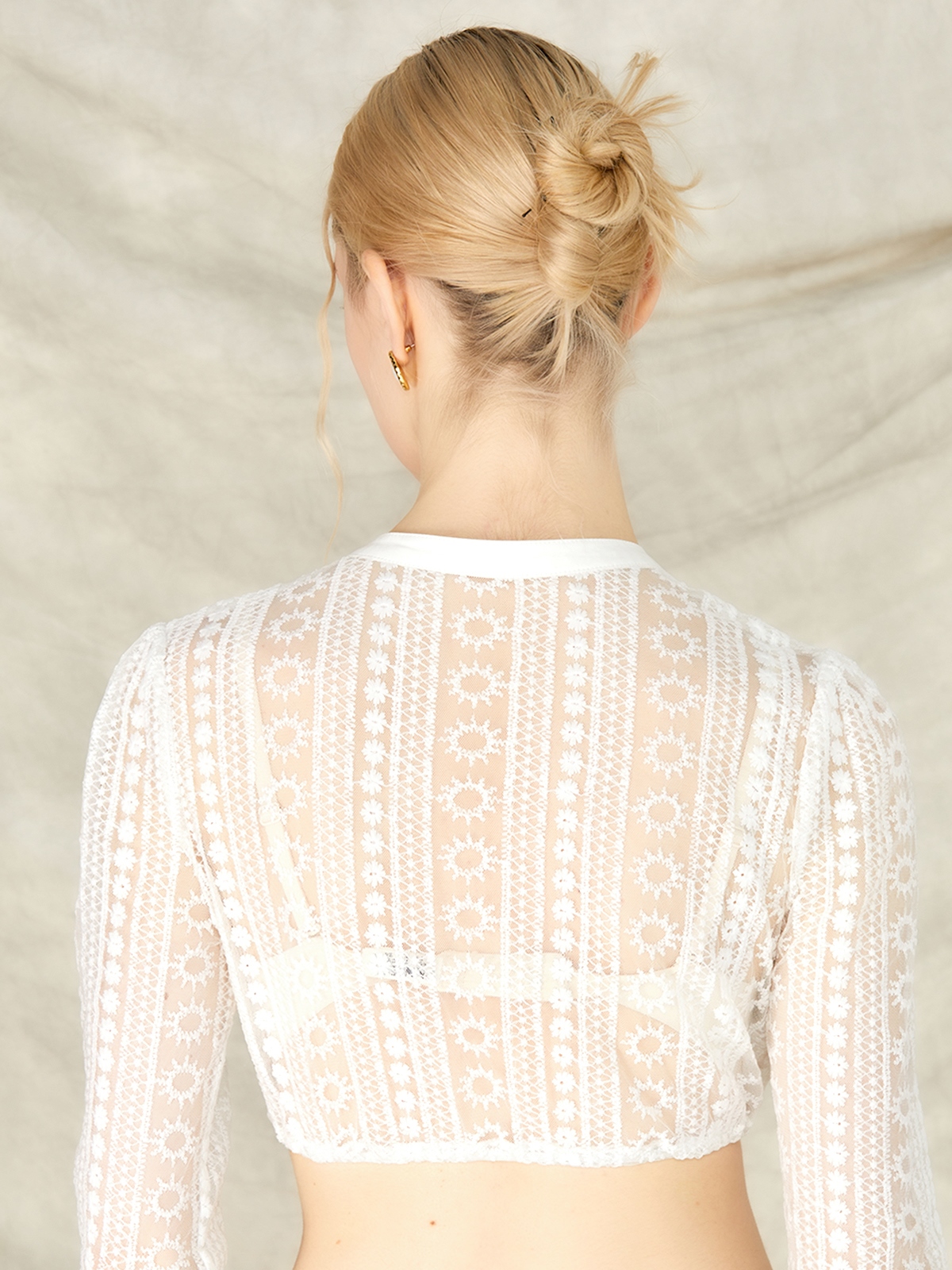 Dirndlbluse in Weiß – eleganter Look für Festivals und Hochzeiten
