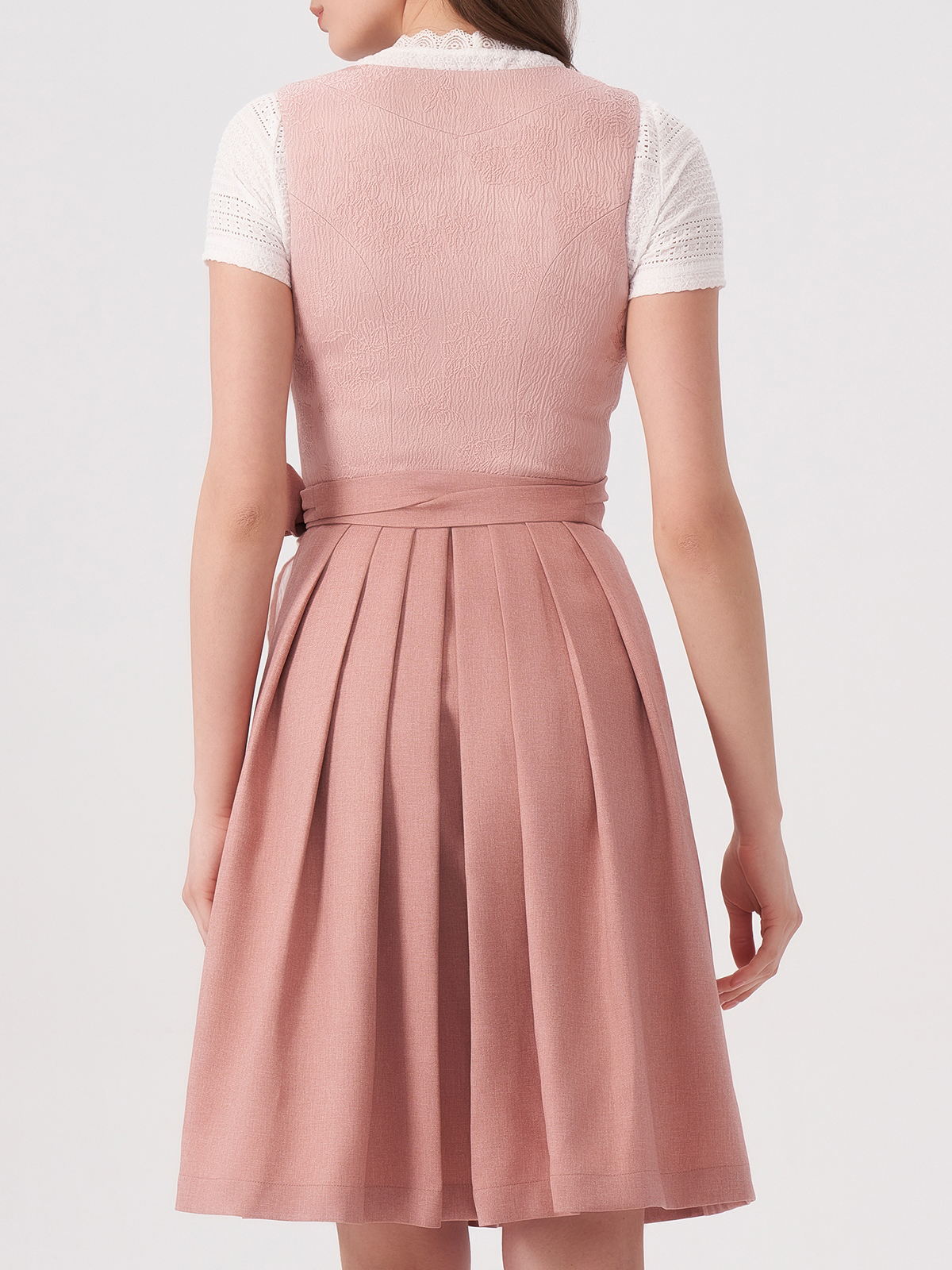 Modernes Dirndl in Rosa – schmal geschnitten und perfekt für den Stadtlook