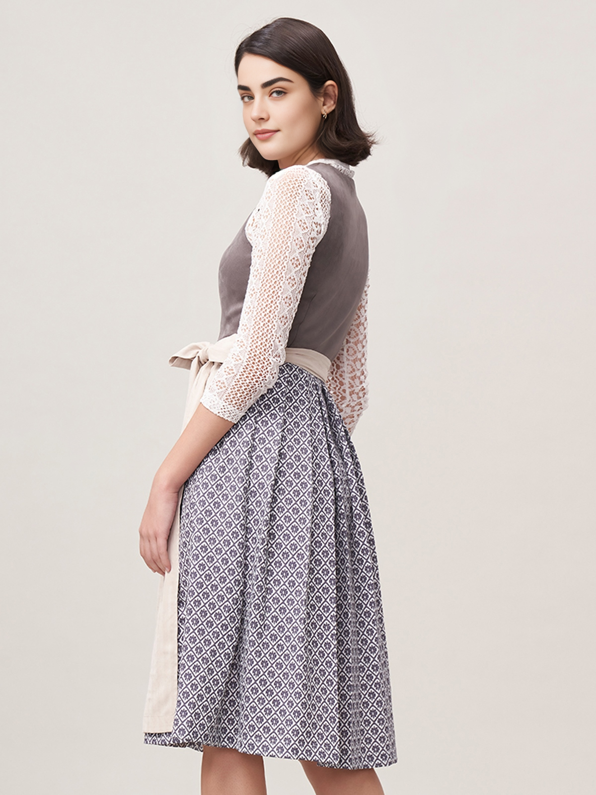 Ehreer Dirndl in Grau