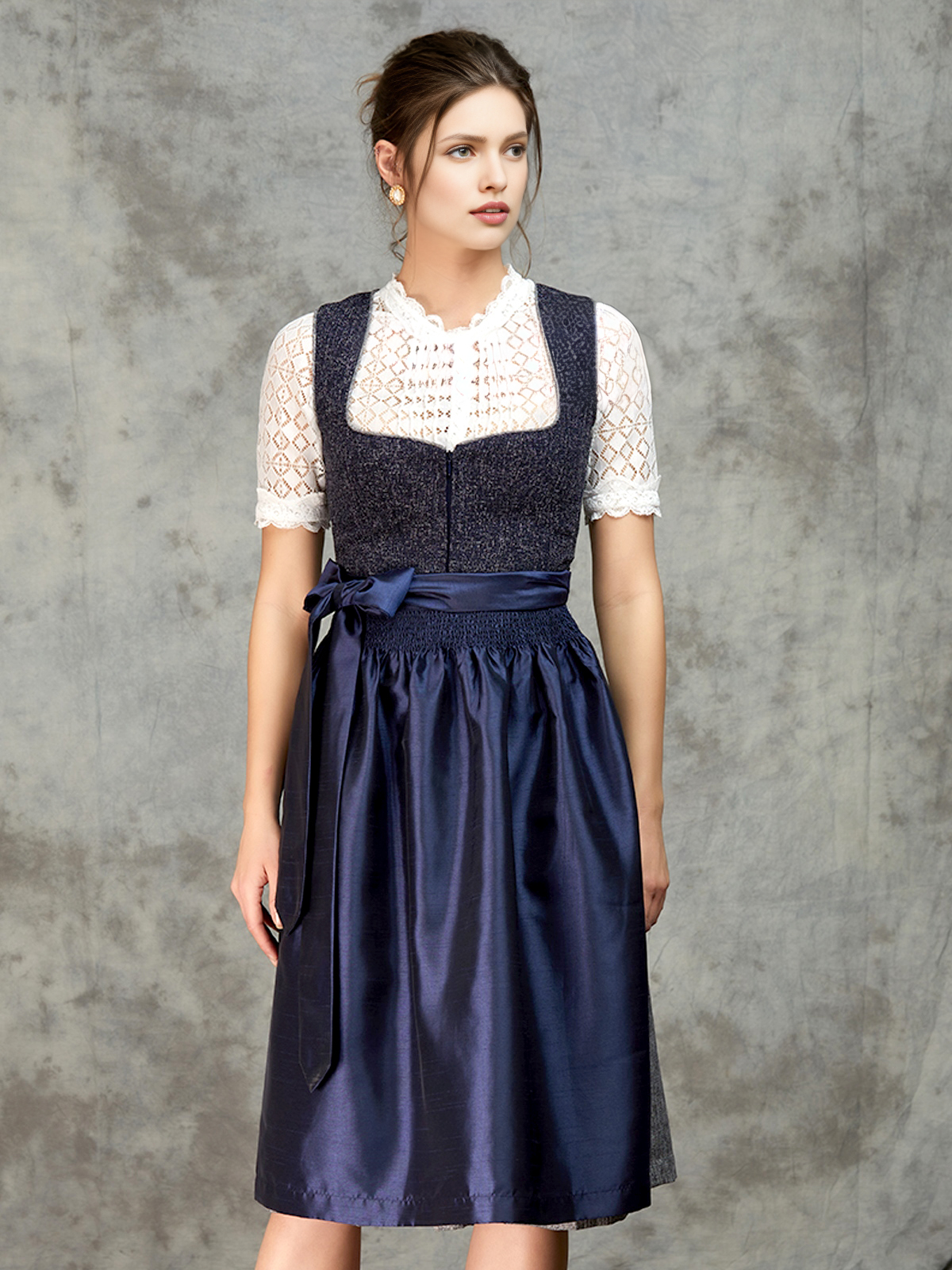 Modernes Dirndl in Blau mit floralen Details