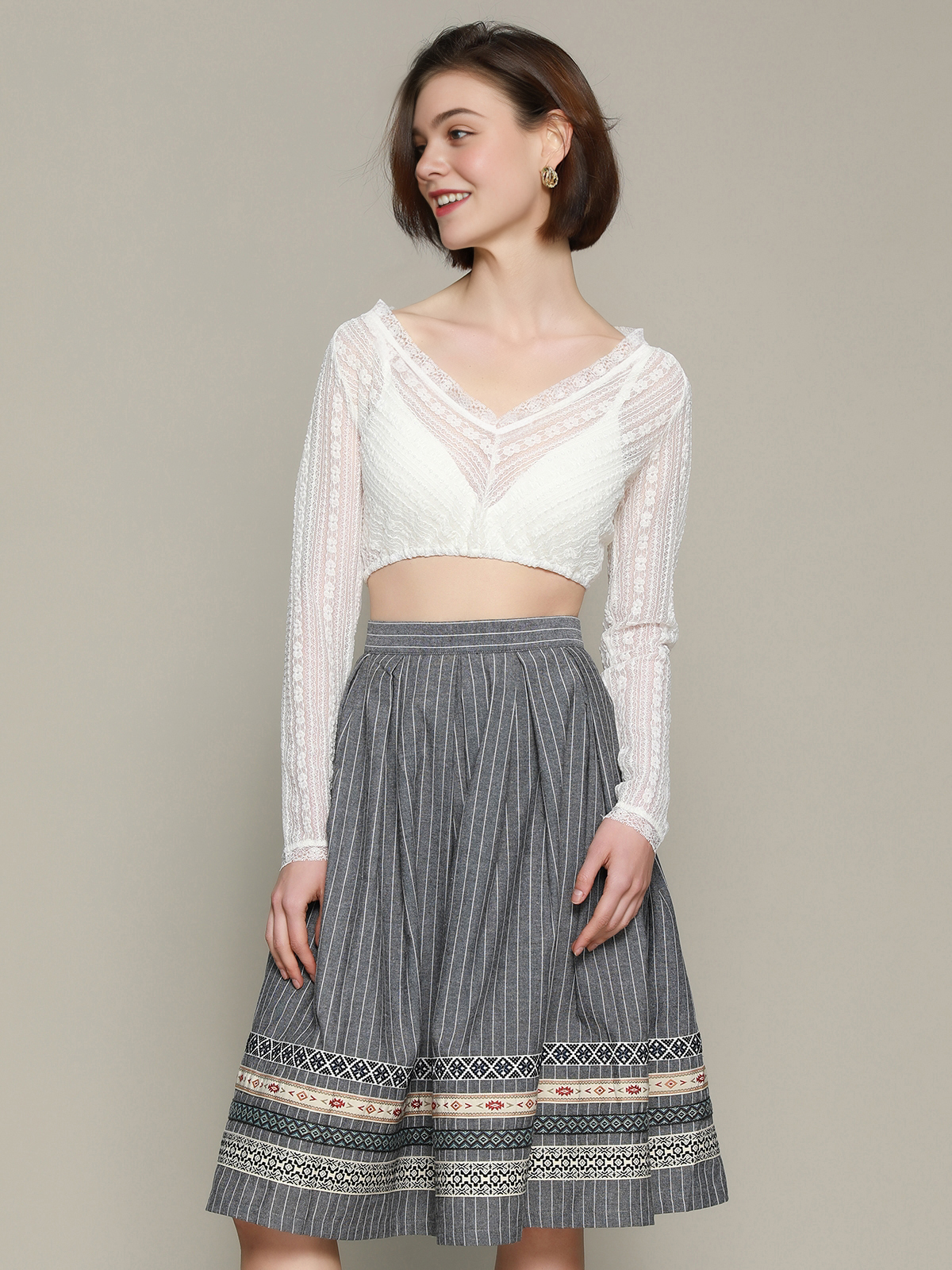 Dirndl mit Spitzenbluse – stilvoll & feminin