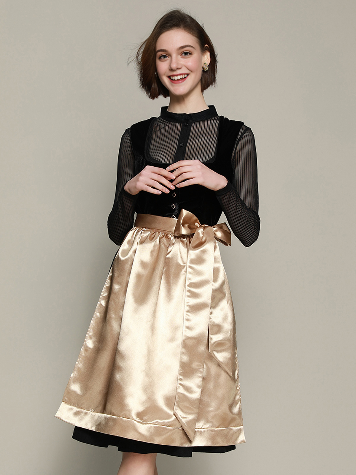 Modernes Dirndl in Schwarz mit floralen Details