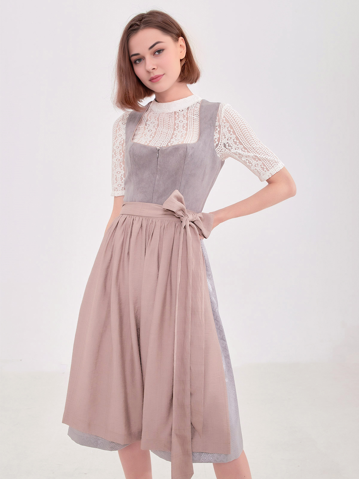 Schwarze Spitzen-Dirndlbluse in Grau