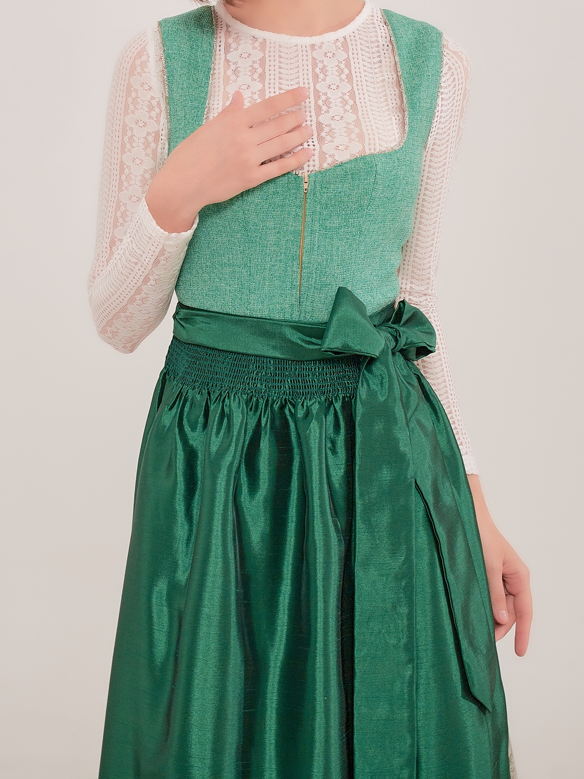 Dirndl in Grün mit floralen Details