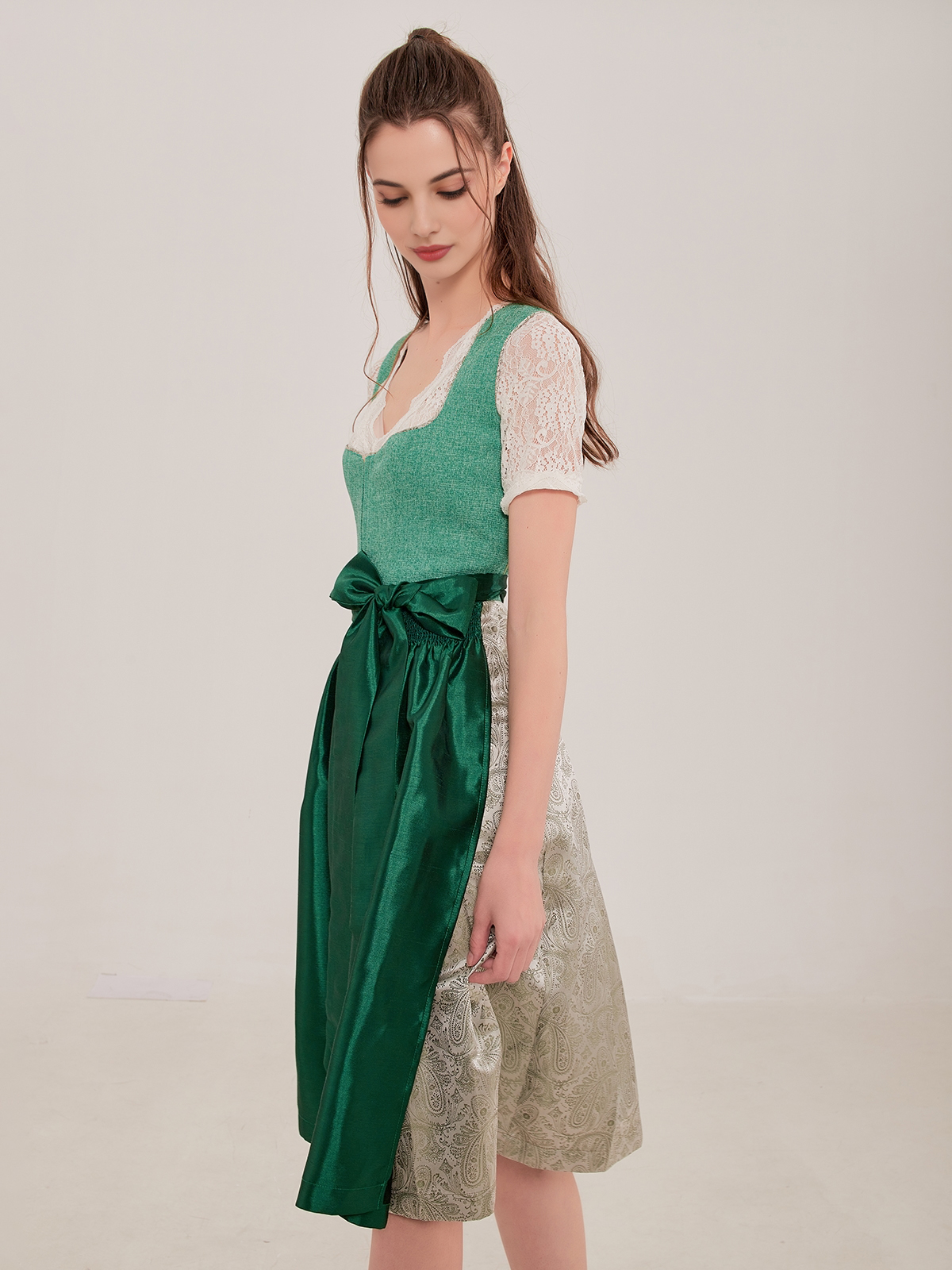 Modernes Dirndl mit tieferem Ausschnitt in Blau