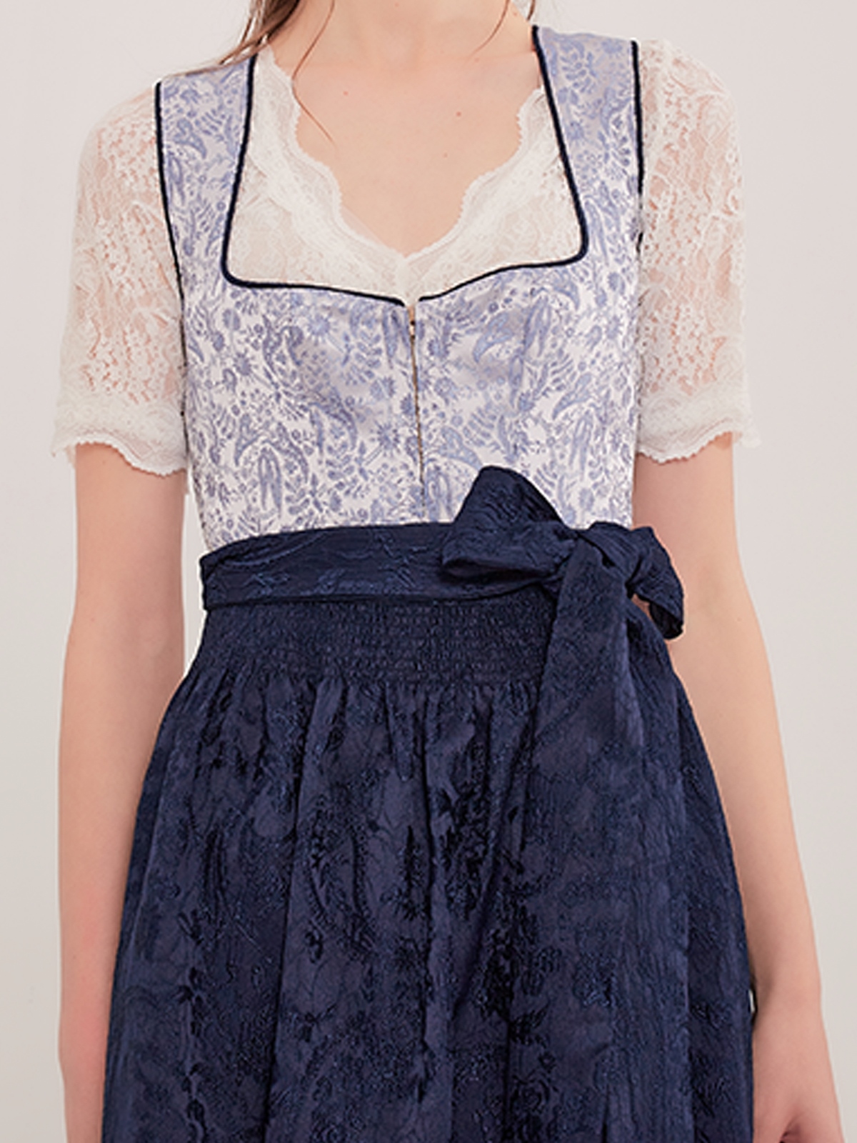 Dirndlbluse langarm weiß in Kombination mit einem blauen Dirndl