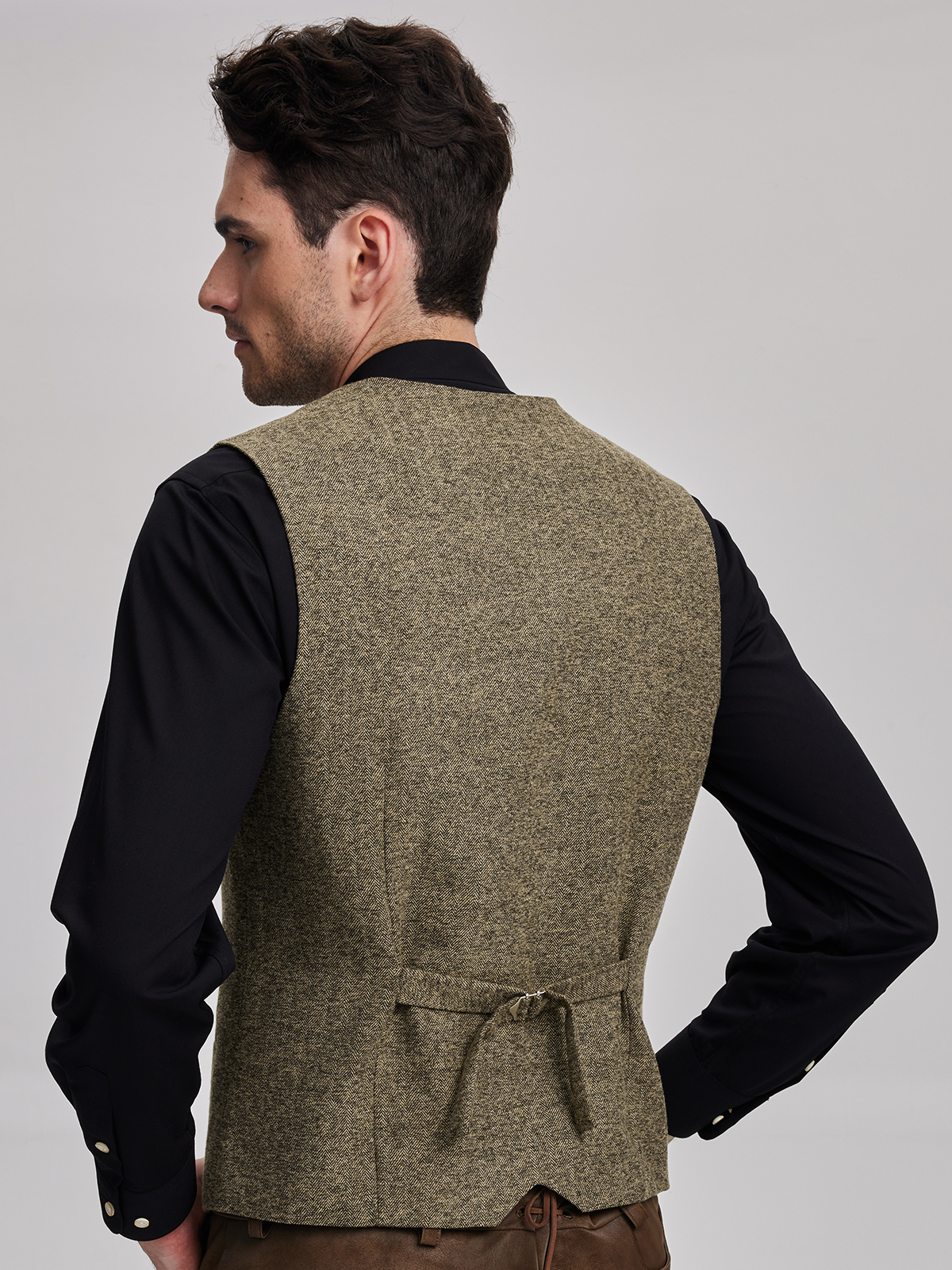 Ein elegantes Ehreer Dirndl in Gelb, perfekt für festliche Anlässe.
