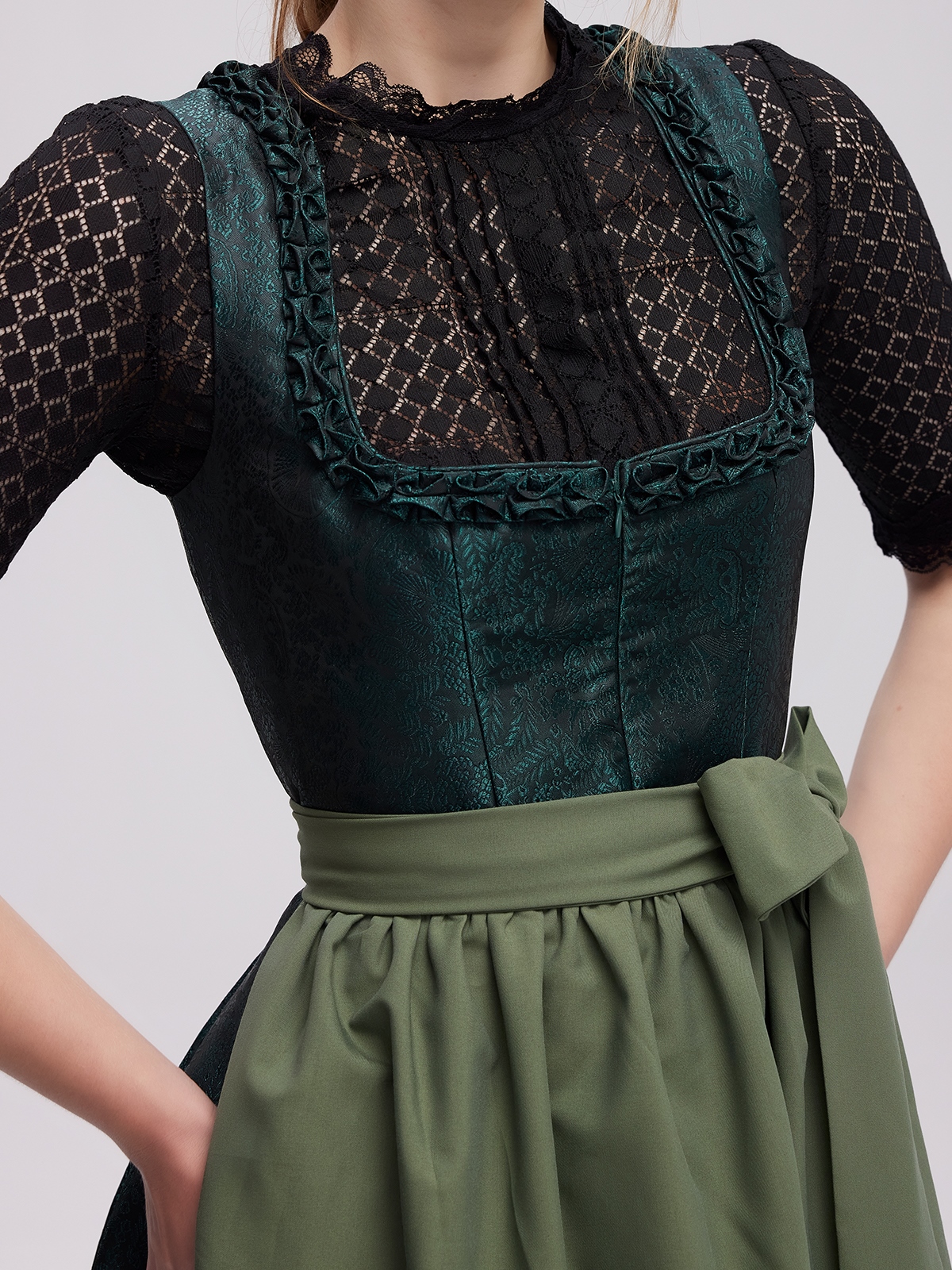 Dirndl in Grün mit geschlossener Bluse