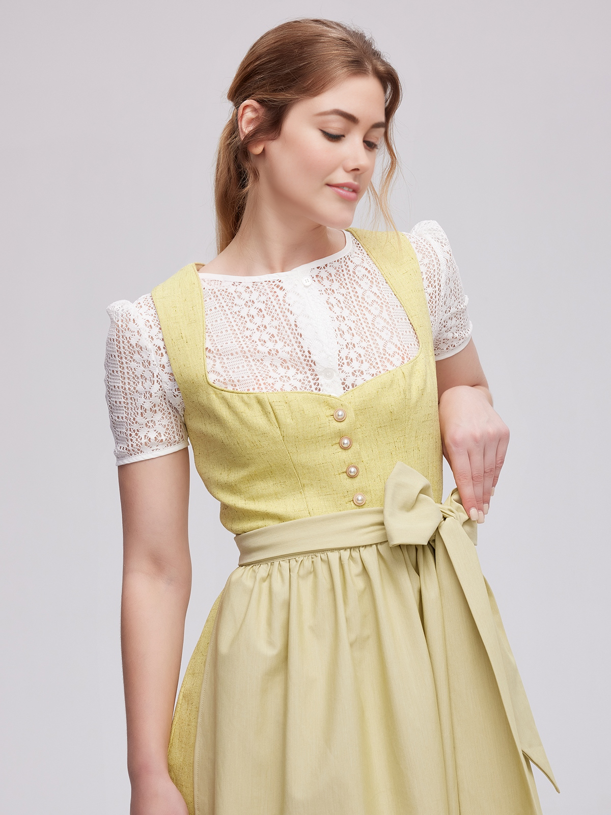 Ein elegantes gelbes Dirndl mit floralen Details