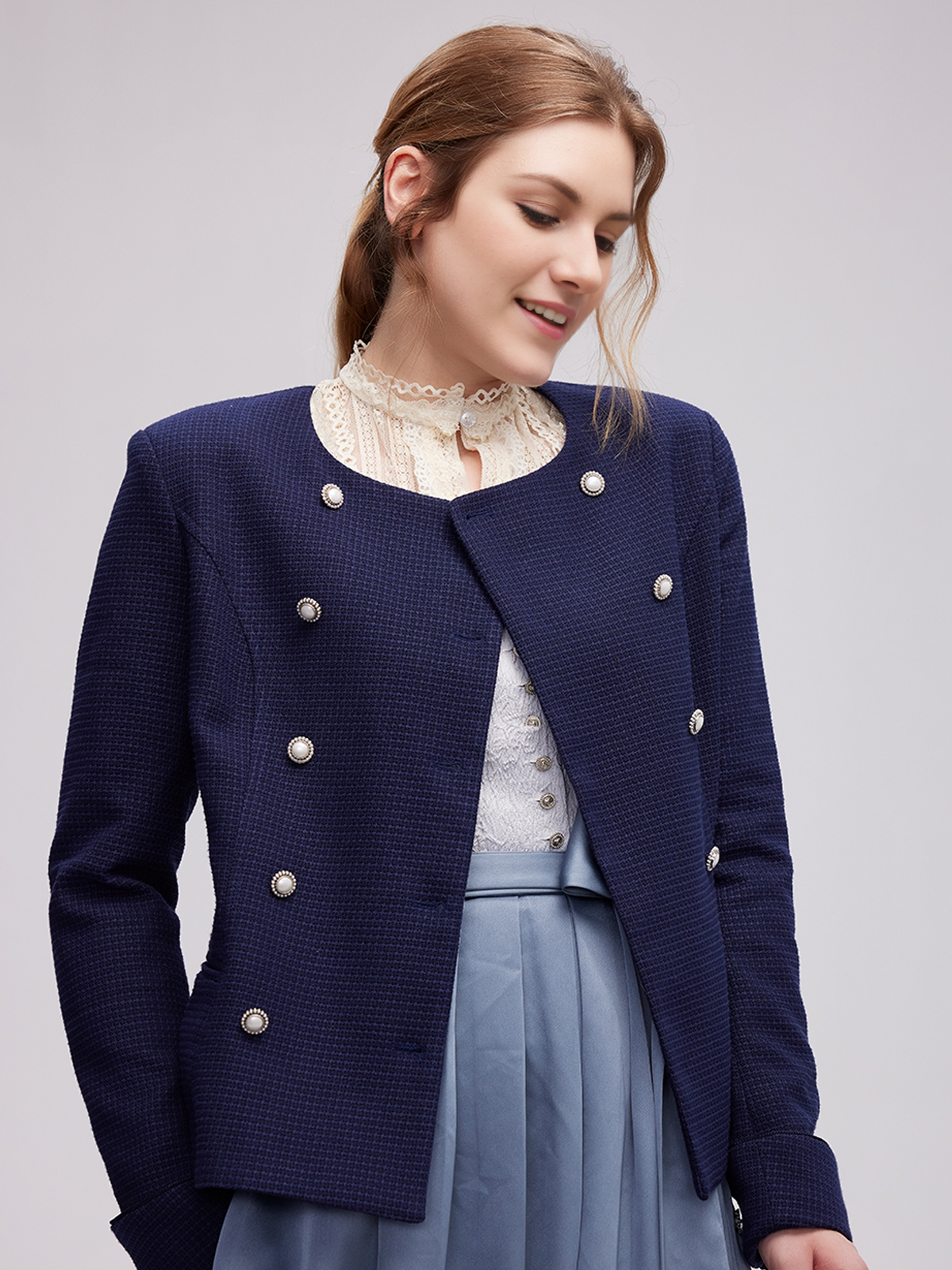 Ein dunkelgrünes Dirndl mit blauer Jacke – ein stilvoller Kontrast