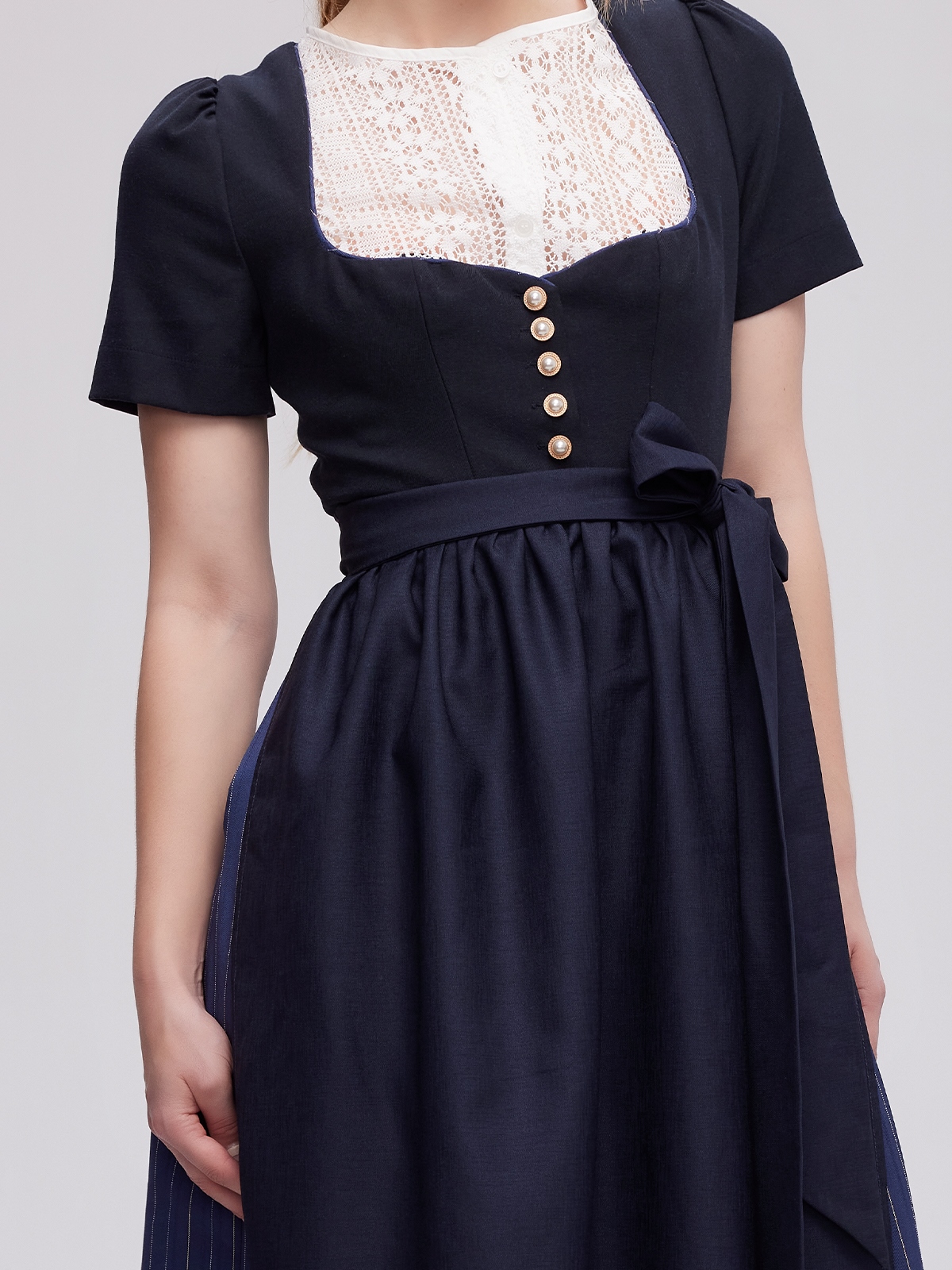 Oranges Dirndl mit modernem Schnitt