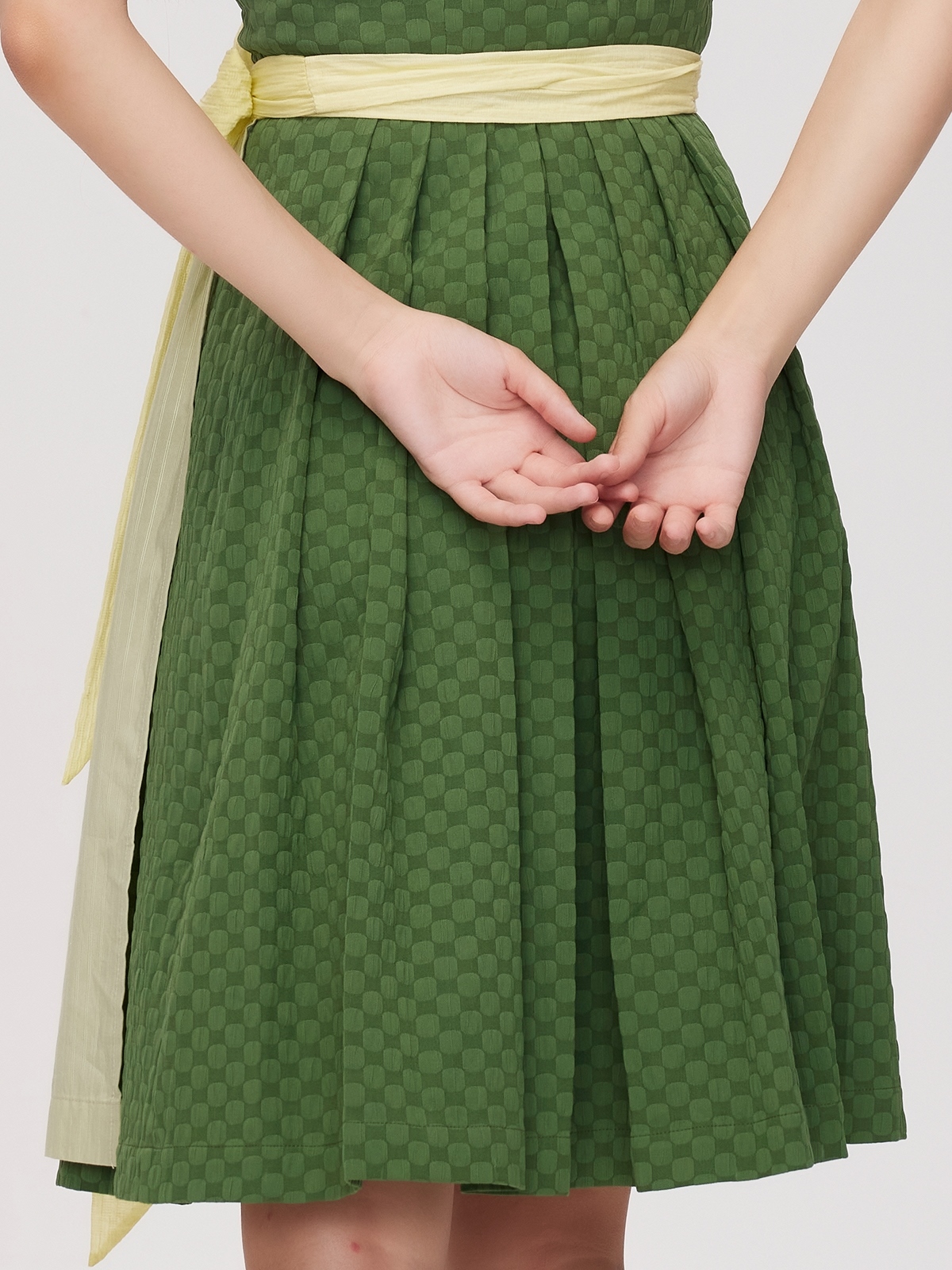Modernes graues Dirndl mit schlanker Silhouette