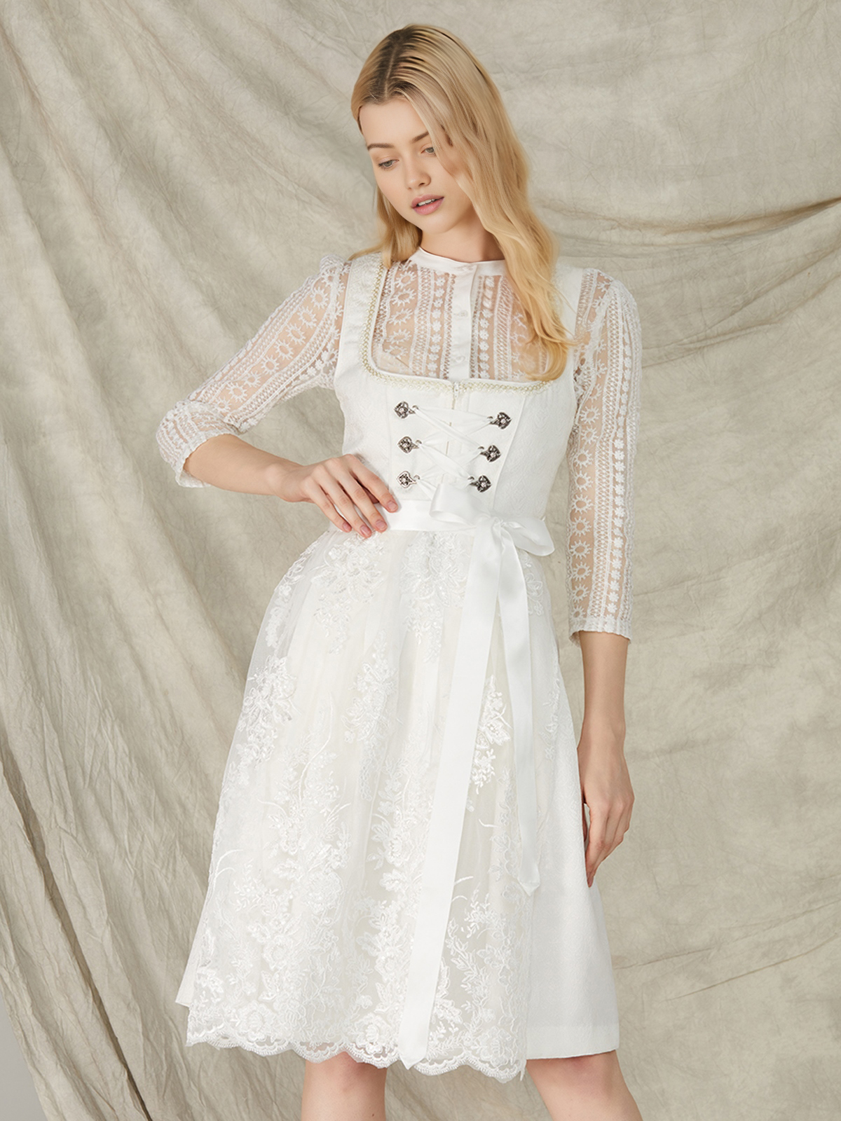 Elegantes rot schwarzes Dirndl