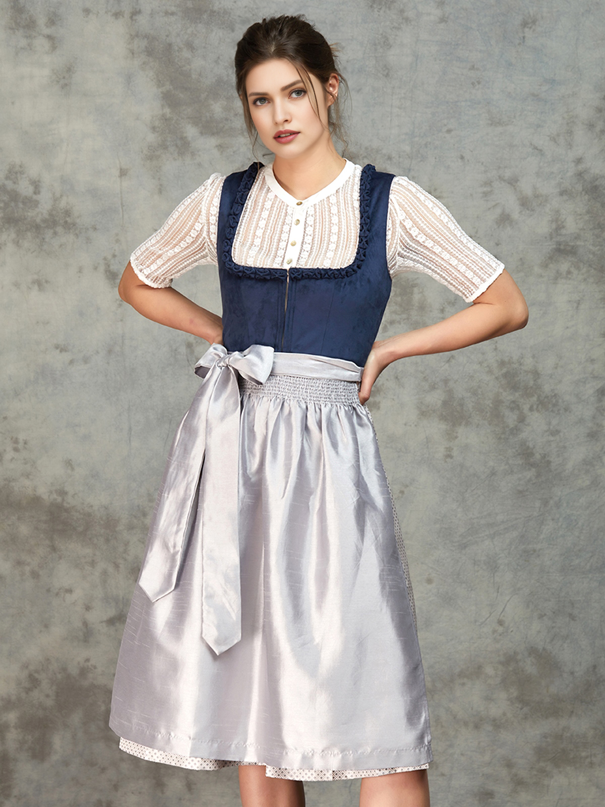 Modernes blaues Midi-Dirndl mit figurbetonendem Schnitt
