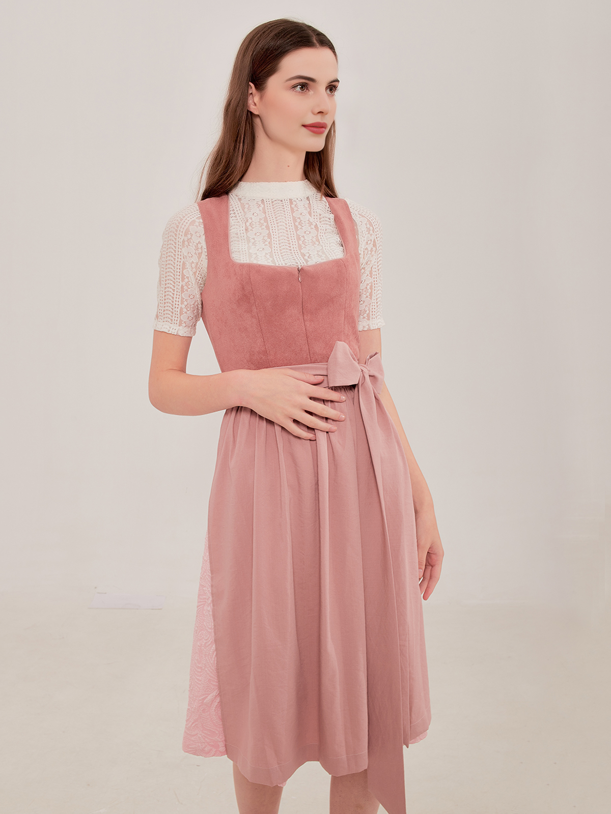 Dirndl in Rosa mit Spitzenbesatz