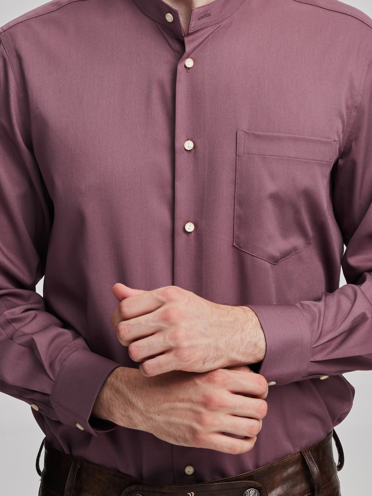 Modernes Dirndl in Rosa mit eleganter Taillenbetonung