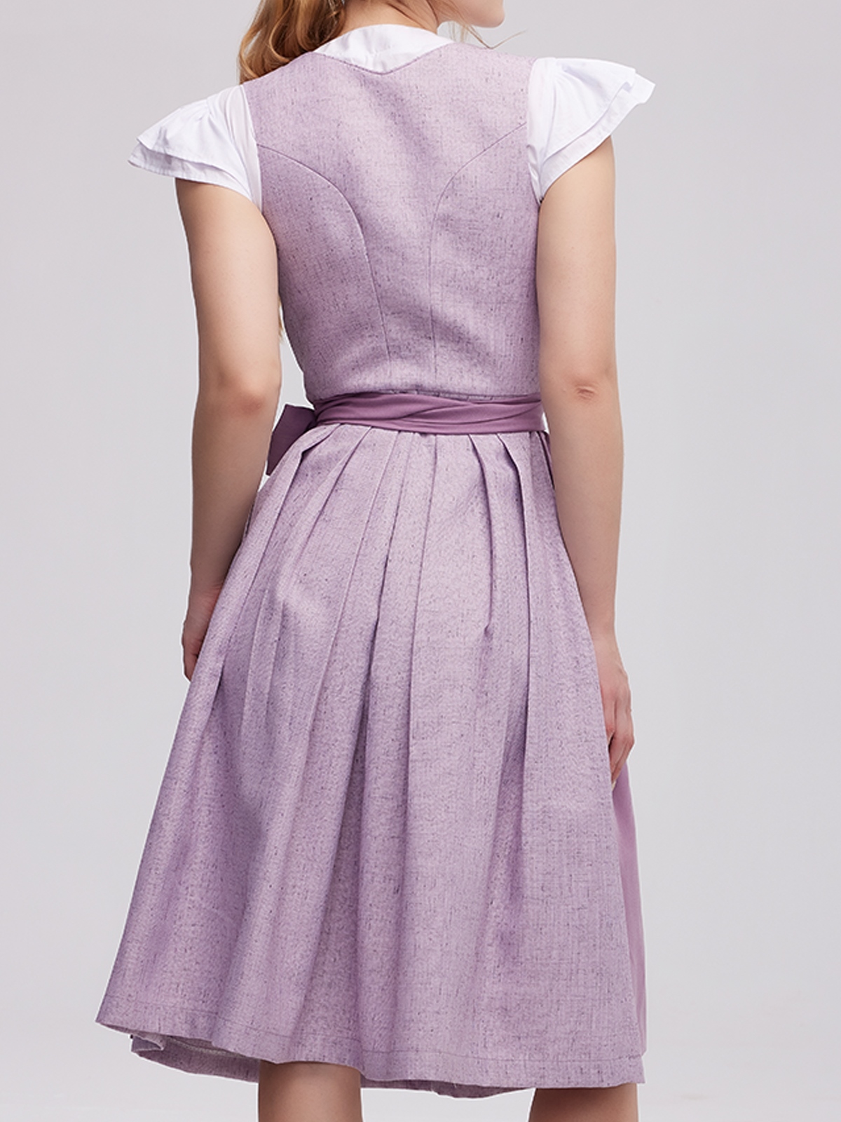 Modernes lila Dirndl mit schmaler Taille und leichtem Rock