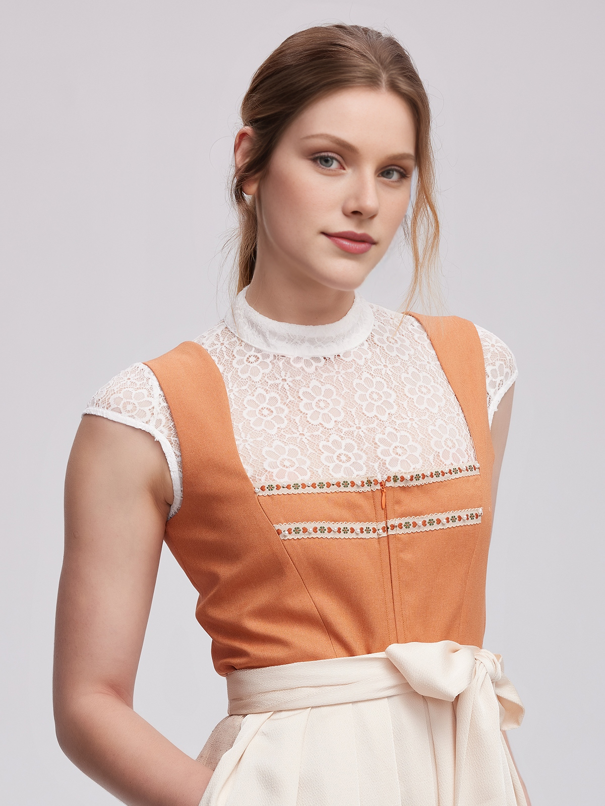 Samtdirndl Rot in eleganter Ausführung