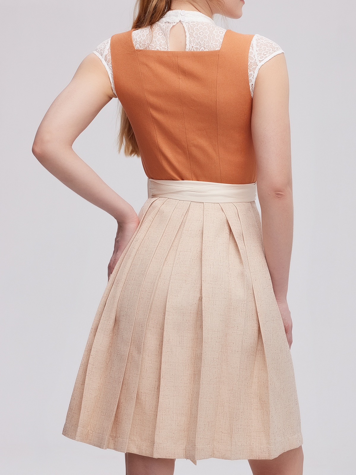Dirndlbluse mit Spitze und V-Ausschnitt in Orange