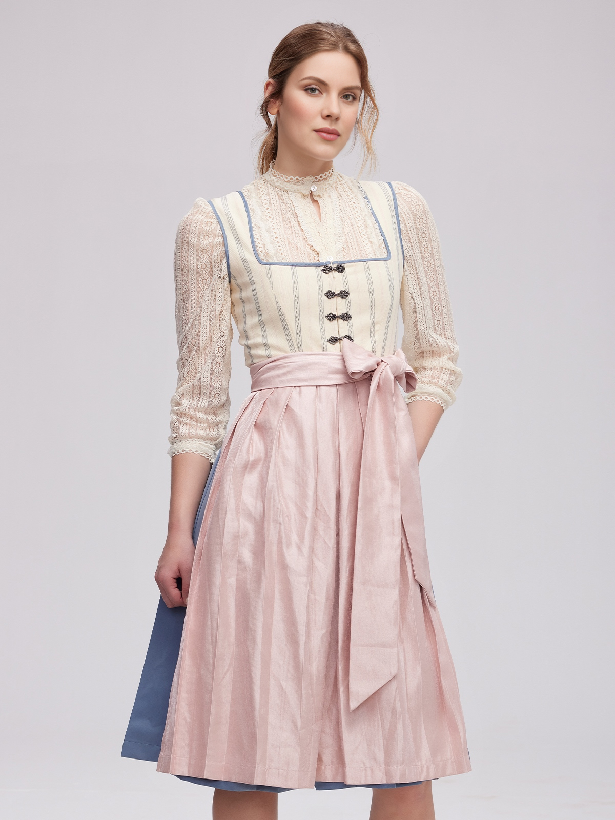 Modernes Dirndl in Beige – perfekt für den urbanen Look
