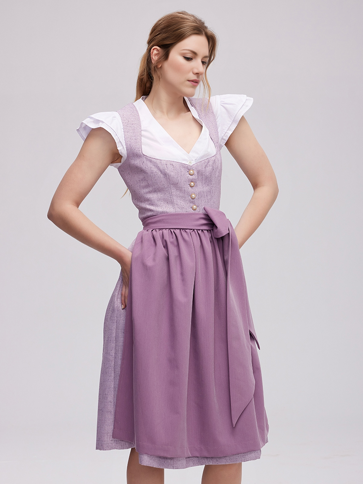 Modernes lila Dirndl mit schlanker Silhouette