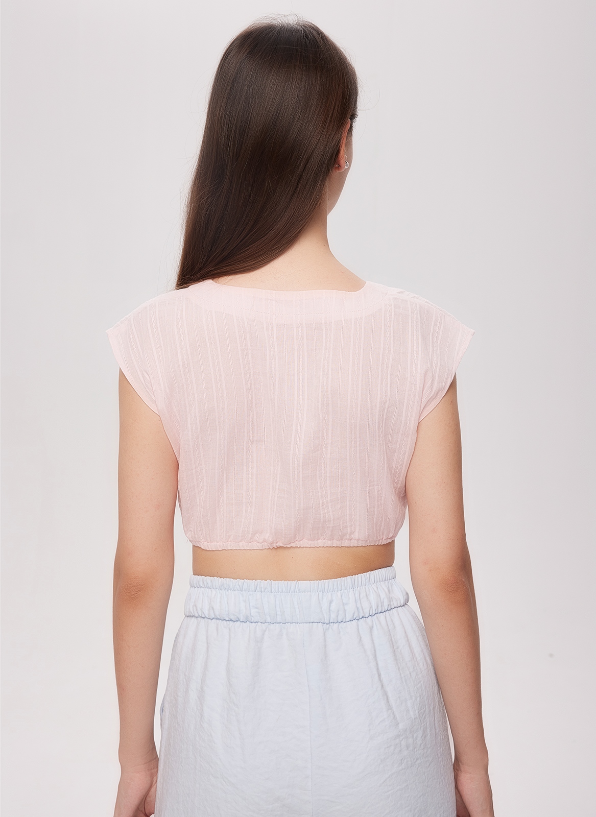 Moderne Dirndlbluse in Rosa mit femininem Schnitt