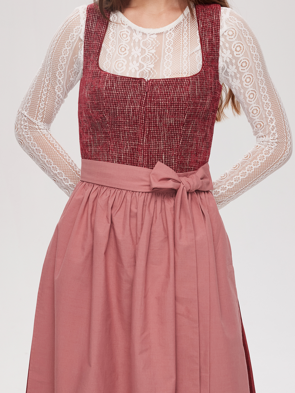 Modernes Dirndl in Rot mit kurzem Rock