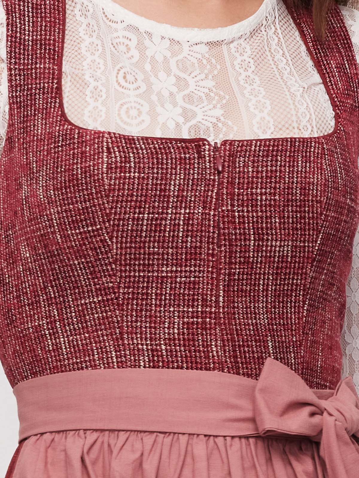 Modernes Dirndl in schwarz-braun
