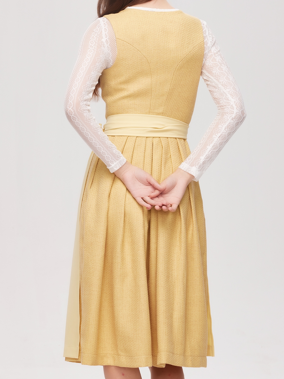 Modernes Dirndl in Gelb – frisch und elegant