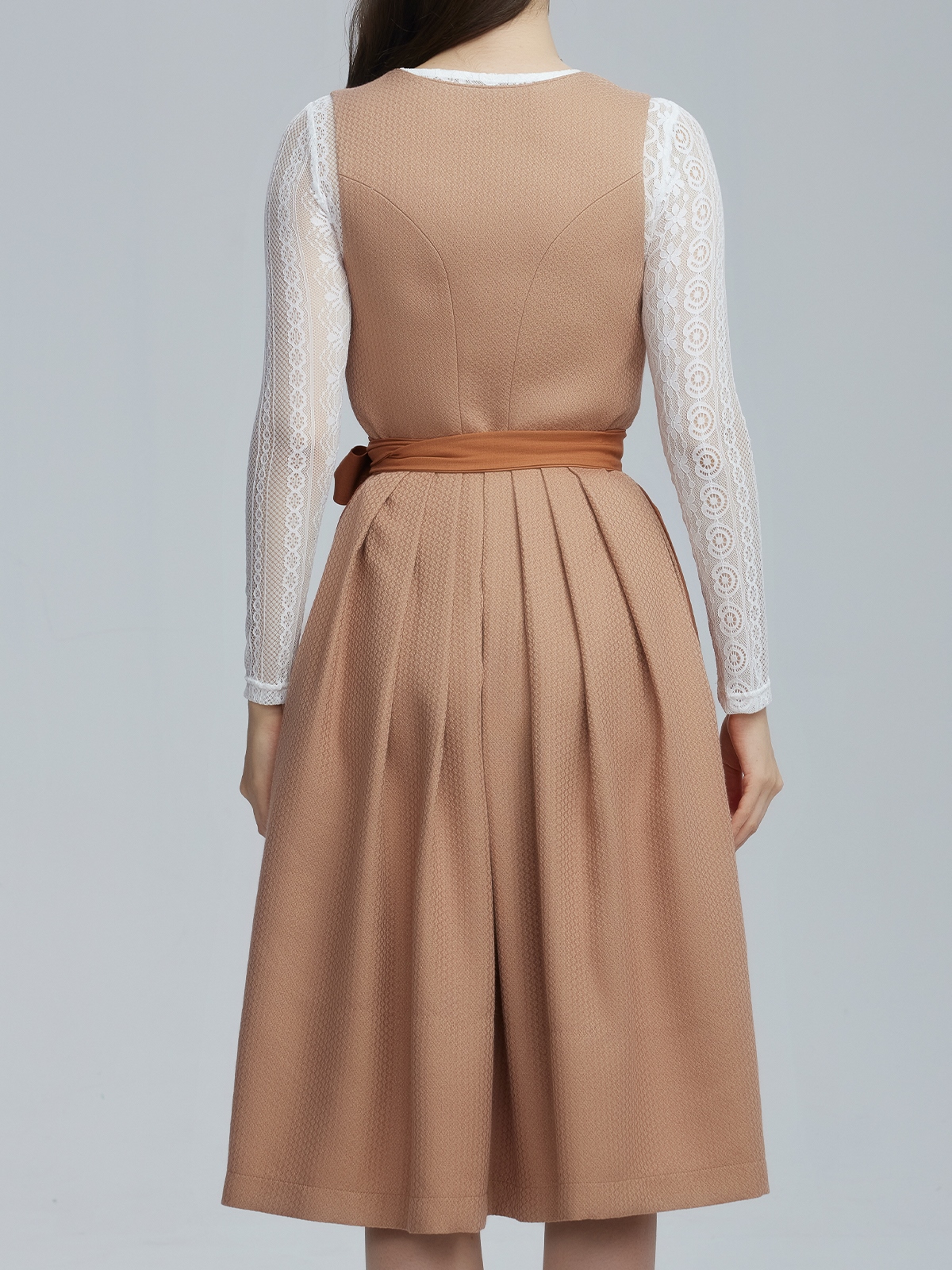 Moderne reduzierte Dirndl in Braun