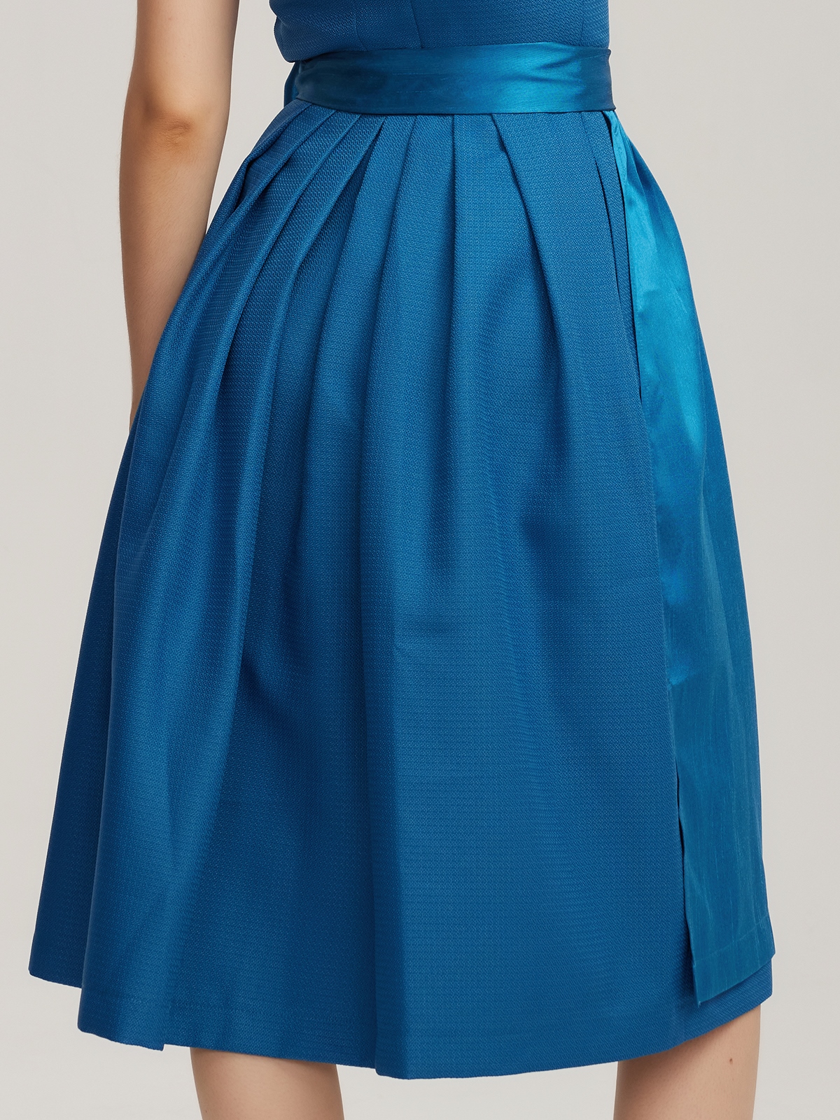 Edelnice Dirndl in Blau – Eleganz und Tradition vereint