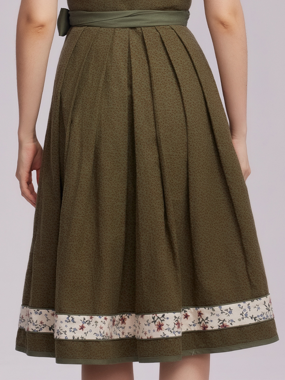 Dirndl mit Ausschnitt in Grün