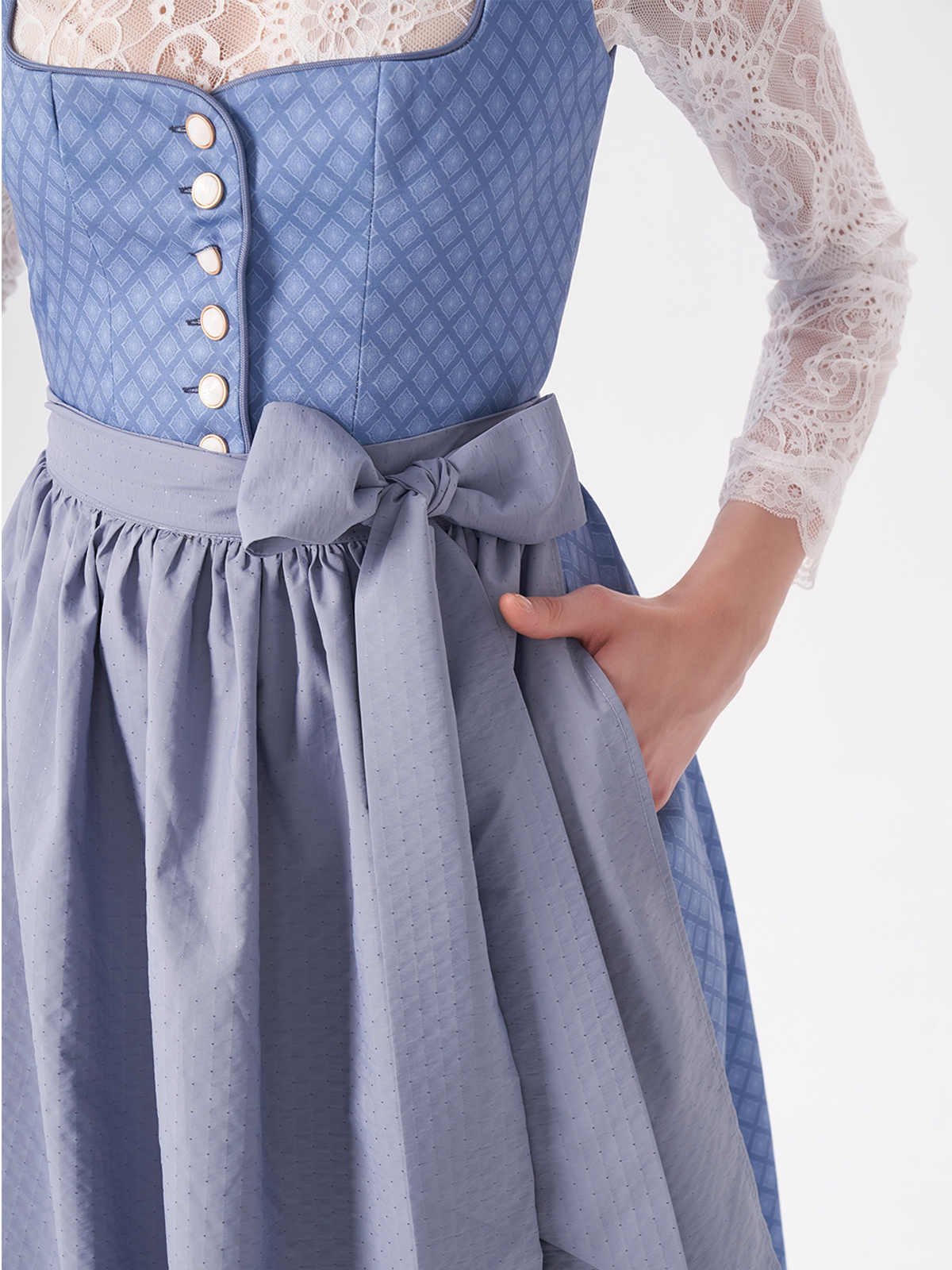 Moderne Dirndlbluse in Blau – perfekt für den Alltag