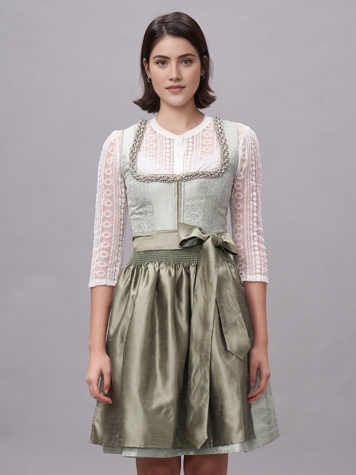 Hellgrünes Dirndl mit floralen Details