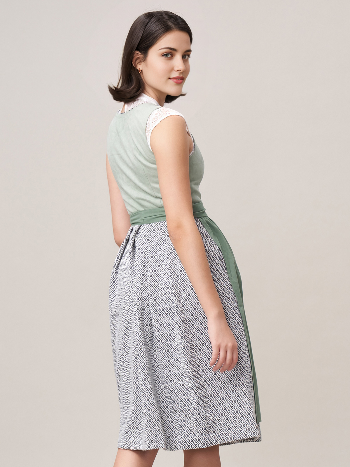 Modernes Dirndl in grün samt