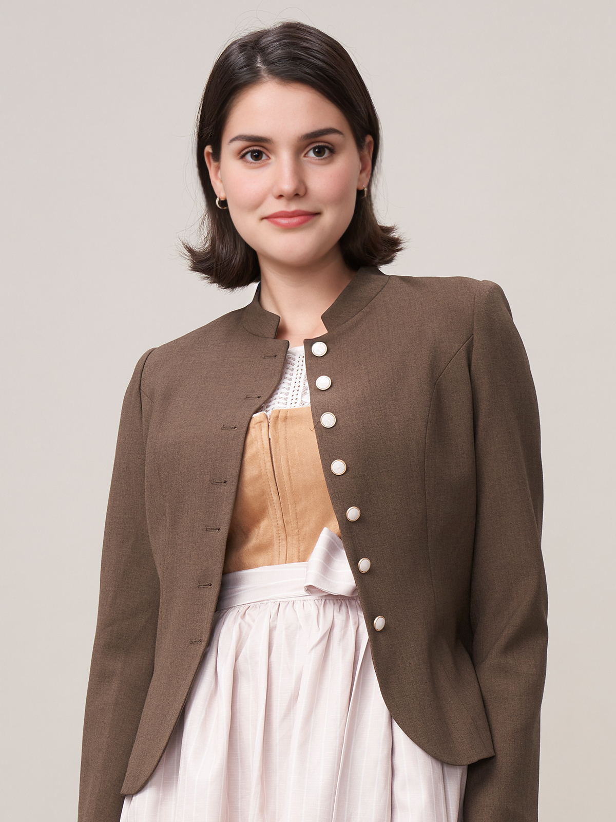 Moderne Dirndlbluse mit V-Ausschnitt
