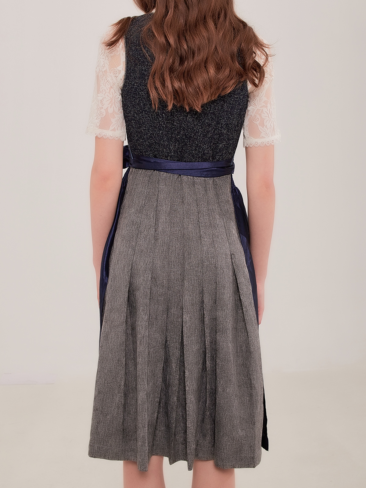 Modernes gelbes Dirndl mit blauer Schürze