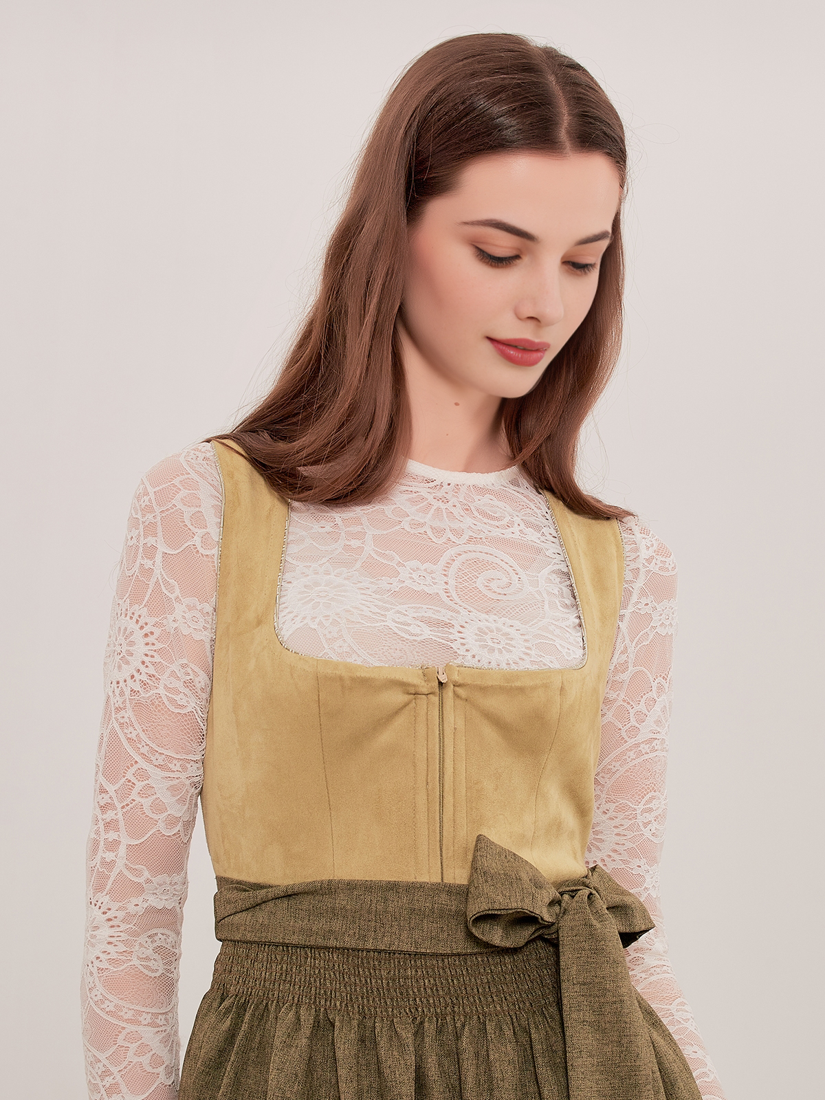 Dunkelrotes Dirndl mit eleganter Bluse