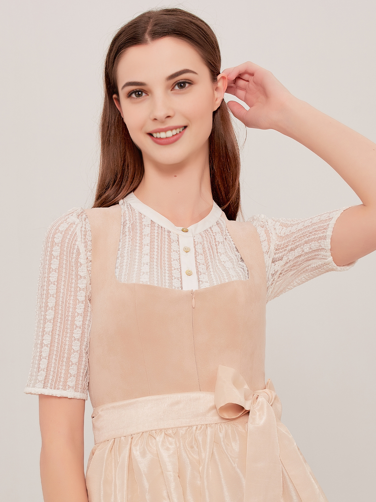 Beige Dirndl mit eleganten Accessoires