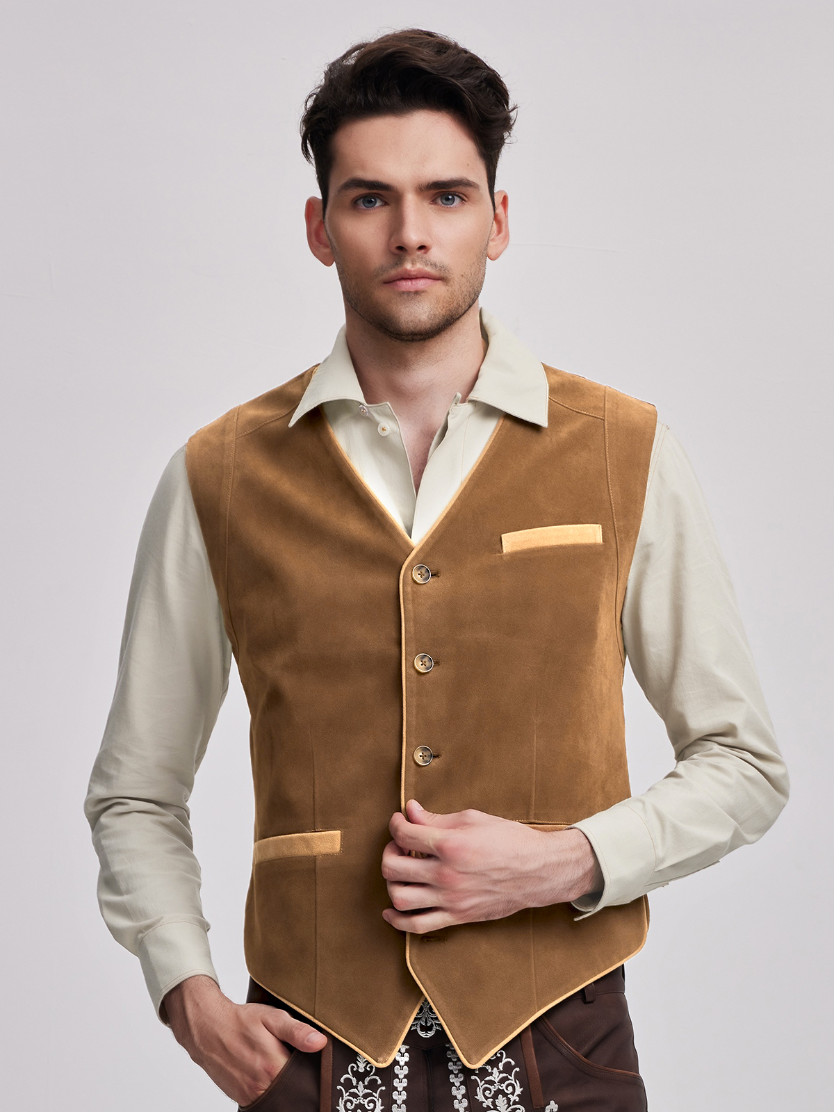 Ein graues Dirndl mit gelber Schürze – perfekt für festliche Anlässe