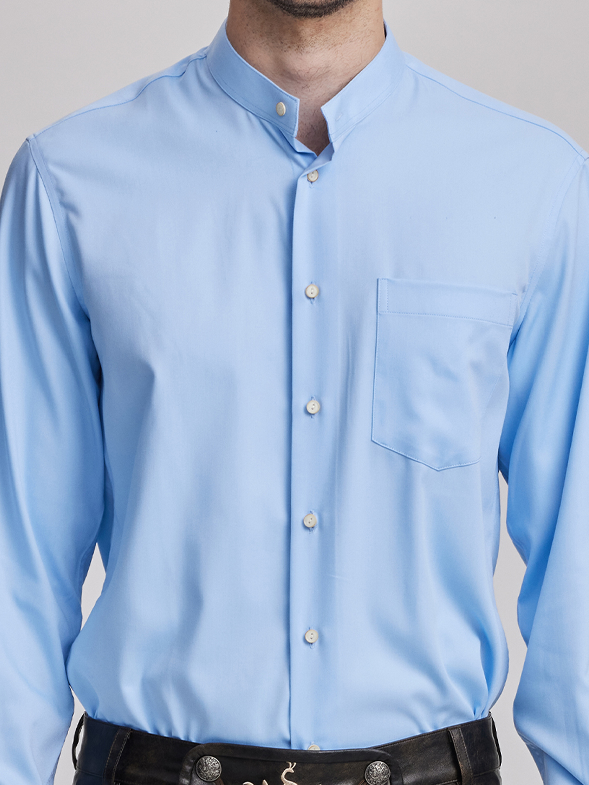 Dunkelblaues Dirndl mit weißer Bluse