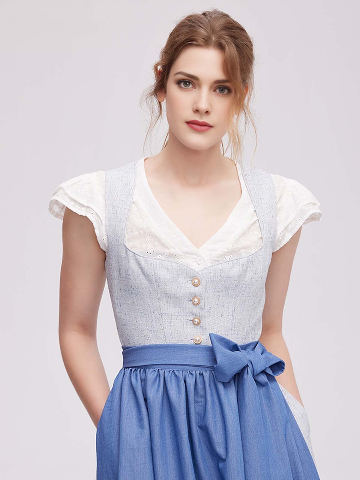 Dirndl in Blau mit modernen Accessoires