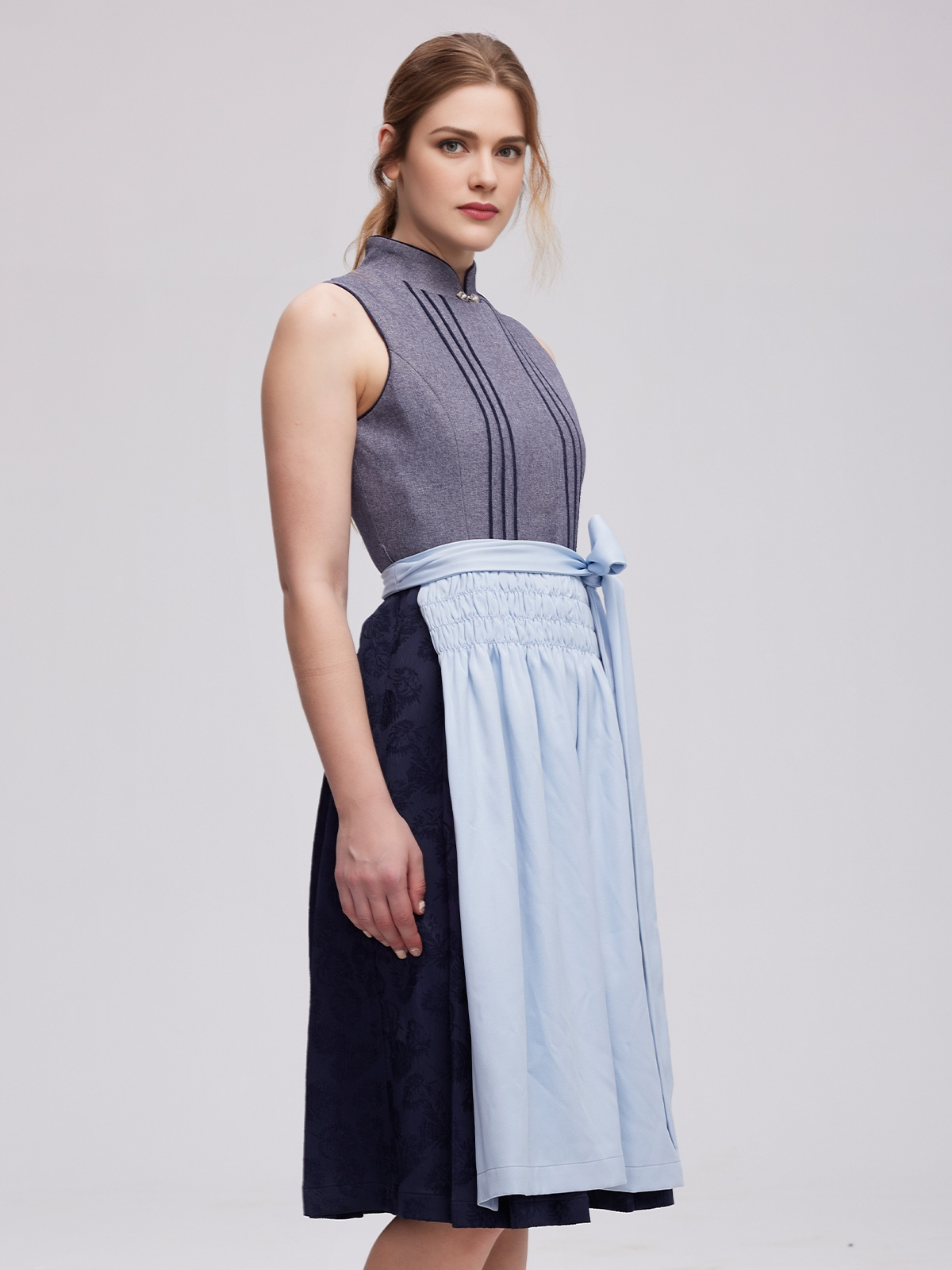 Rosa Dirndlbluse mit grauem Dirndl