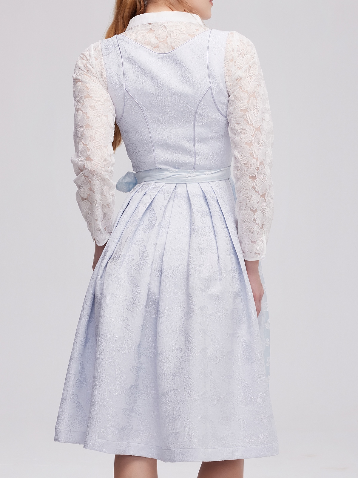 Elegantes blaues Dirndl mit traditioneller Bluse