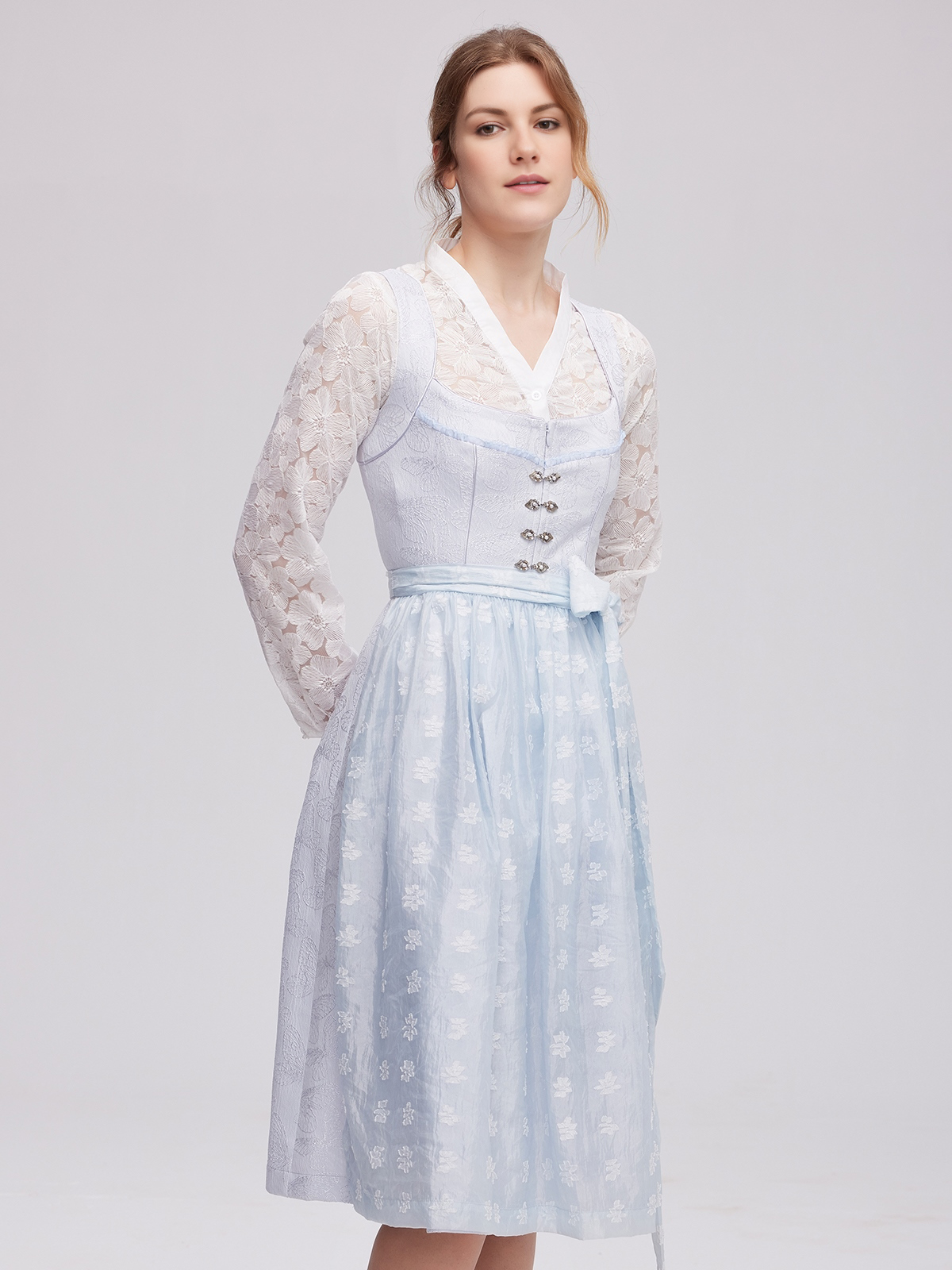 Dirndl in Blau mit passender Bluse