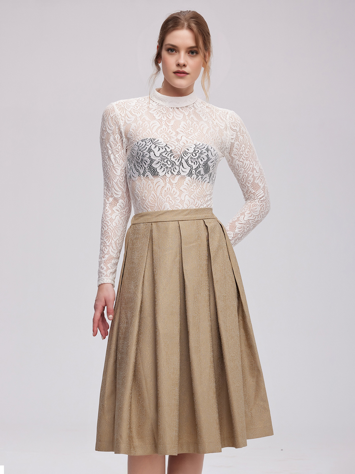 Dirndl in Weiß mit Spitzenbluse