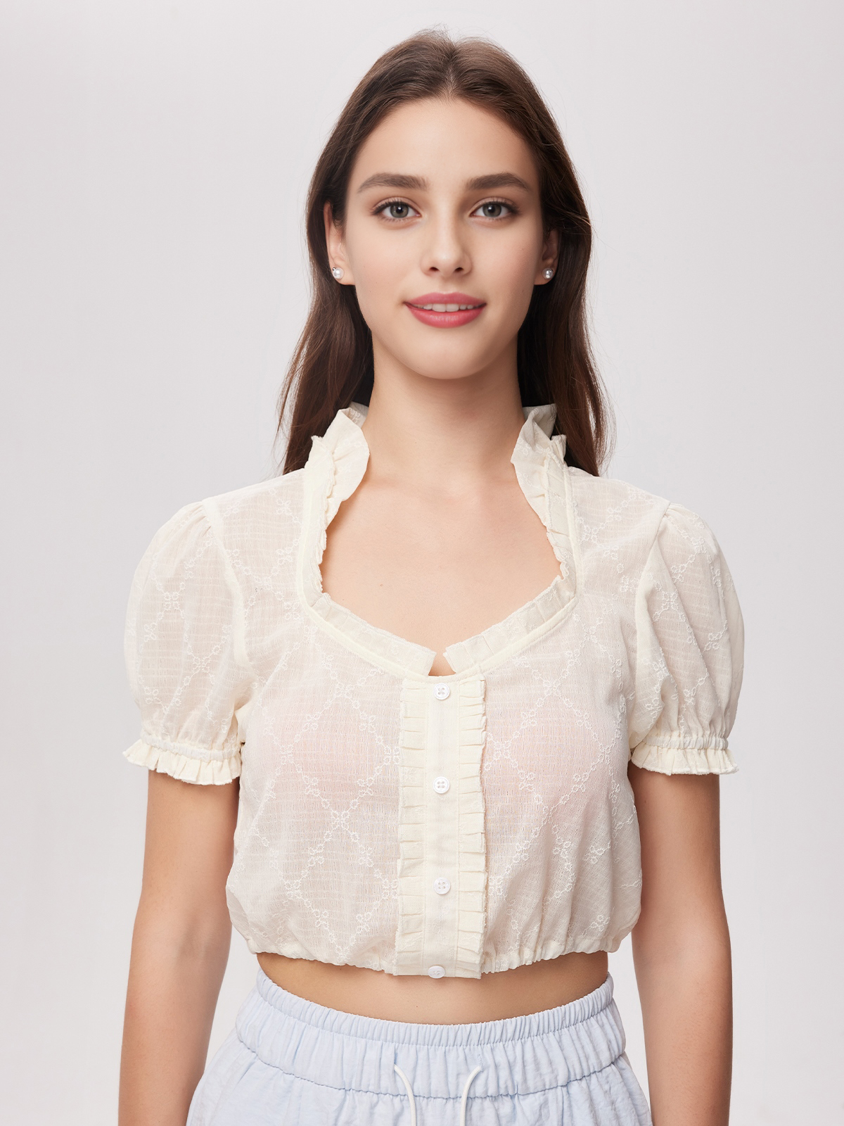 Modernes Dirndl in Weiß mit blauer Schürze – perfekt für den Alltag