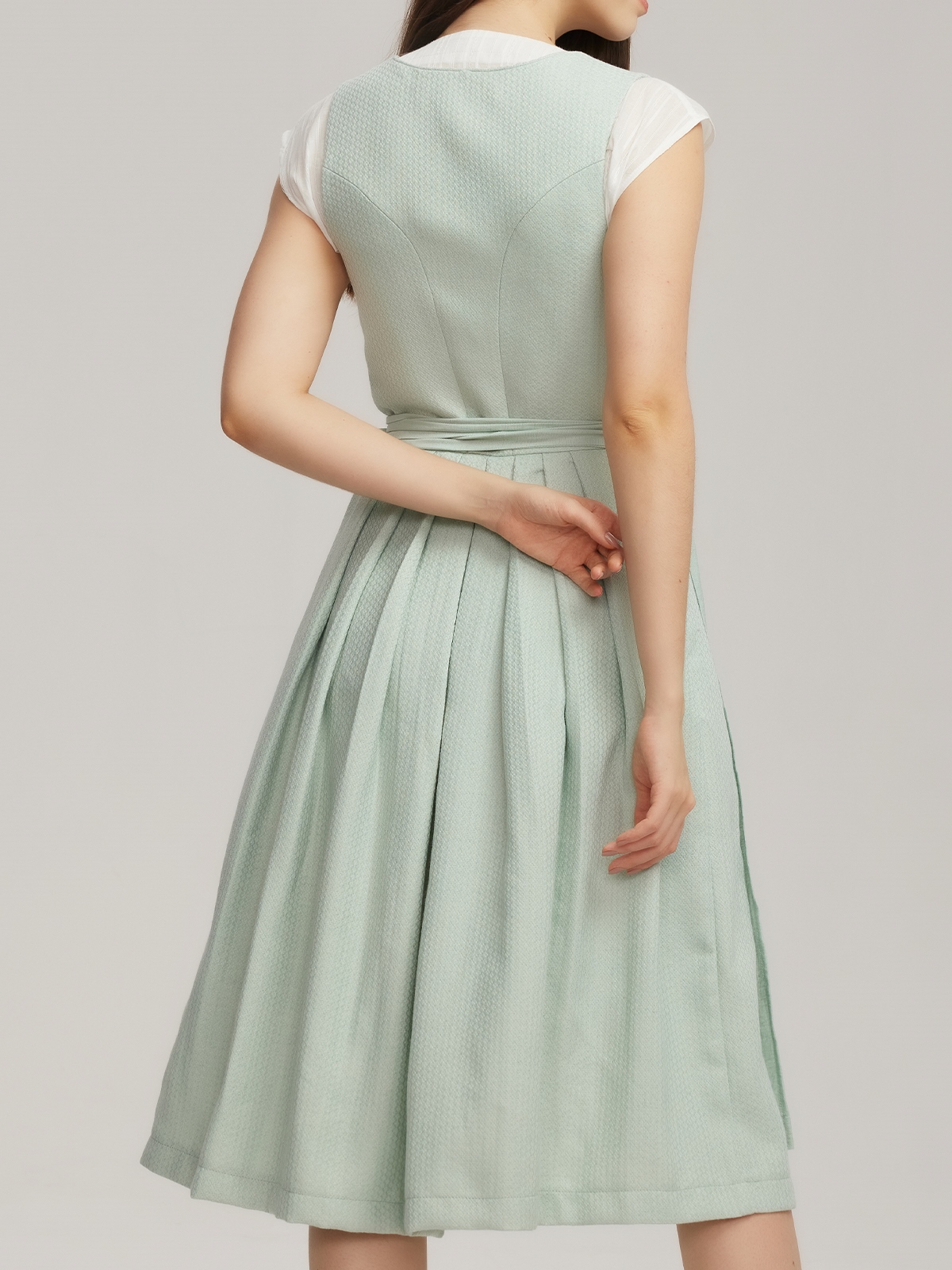 Elegantes grünes Dirndl mit floralen Details